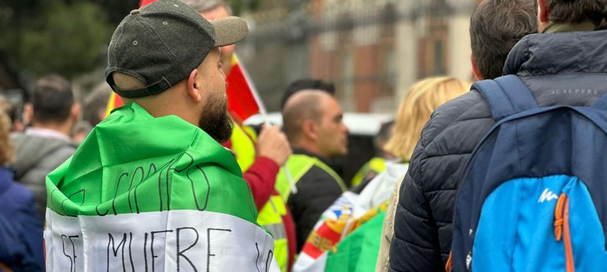 Los manifestantes portaban banderas de Extremadura.