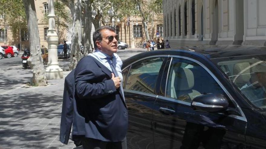 Peter Lim se reúne con Joan Laporta  en plena crisis del proyecto del Valencia