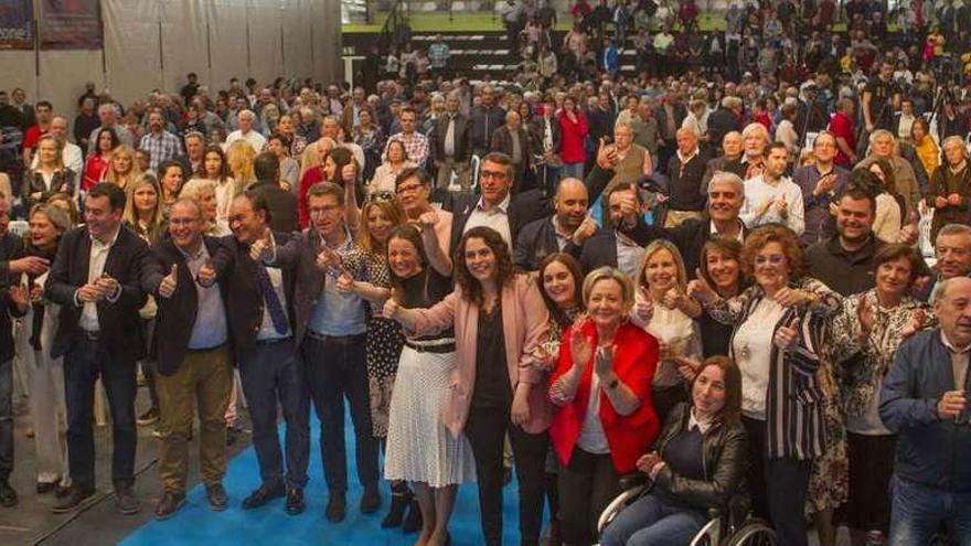 Rodríguez, Crespo y Feijóo junto a miembros de la candidatura al término del mitin en el multiusos. // Bernabé/Ana Agra