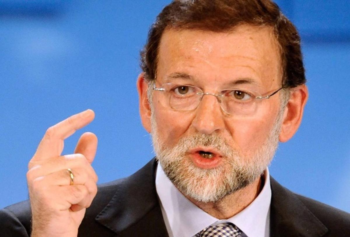 Spain’s centre-right People’s Party (Partido Popular) leader Mariano Rajoy gestures during a campaign rally in Santander, northern Spain, November 15, 2011.  REUTERS/Nacho Cubero (SPAIN - Tags: POLITICS ELECTIONS) ORG XMIT: MAD200