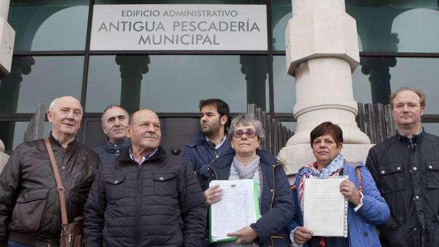 María del Mar Vázquez, en el centro, en la presentación de las firmas.