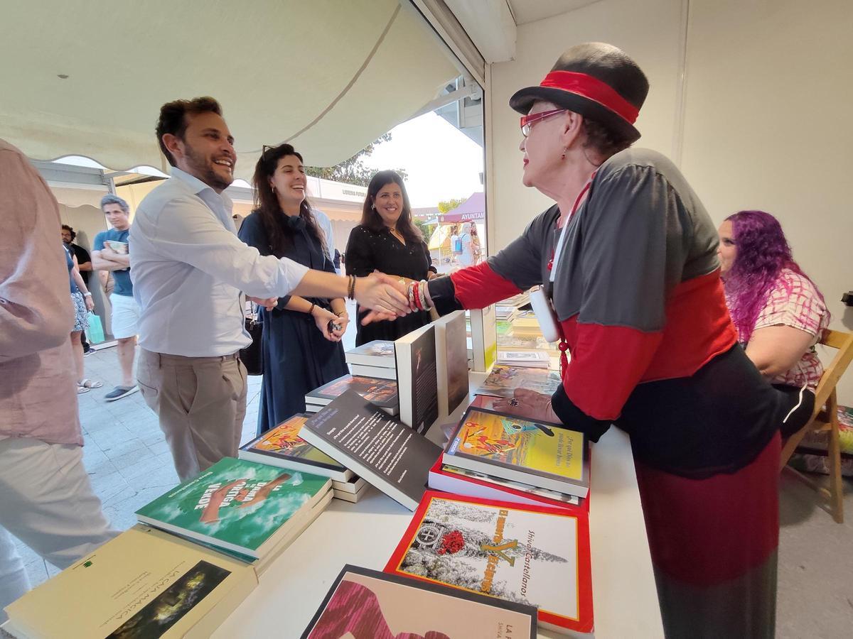 El diputado con representantes municipales, visitando la Feria del Libro.