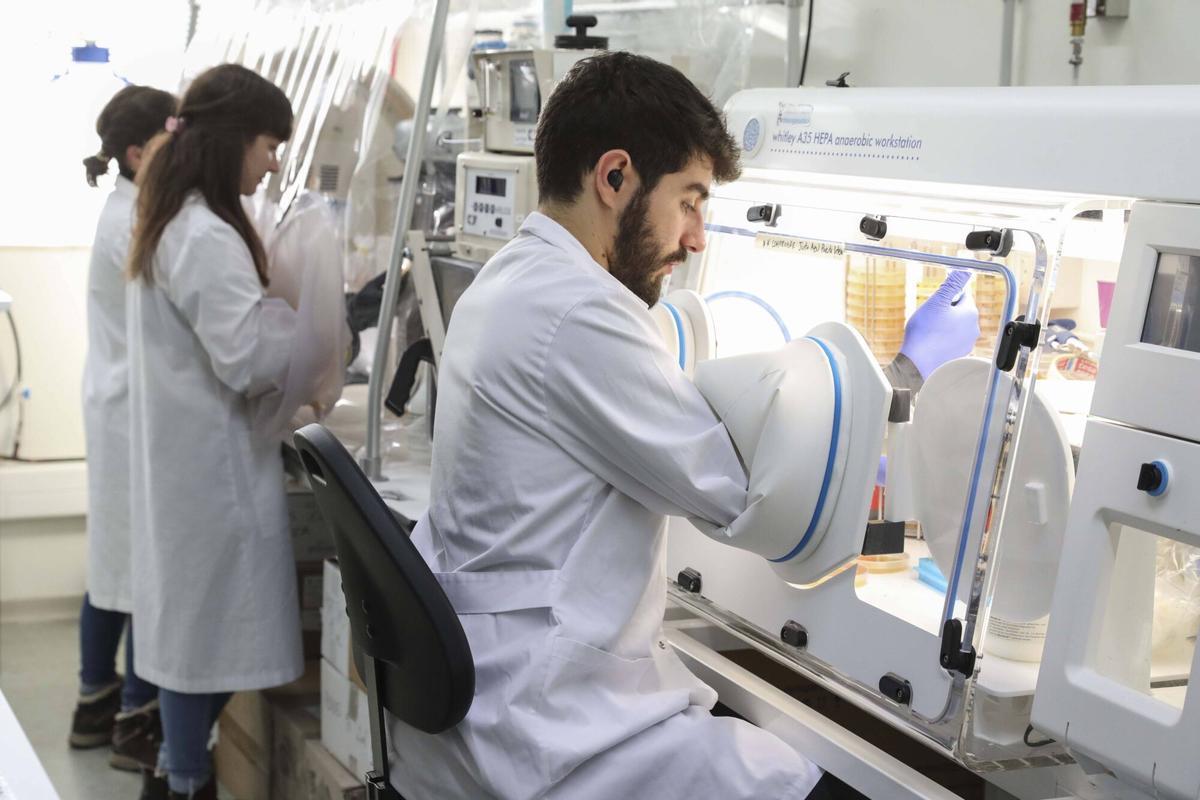 Equipo trabajando en un laboratorio.