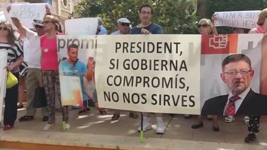 Protesta en Torrevieja ante Ximo Puig por la imposición del valenciano