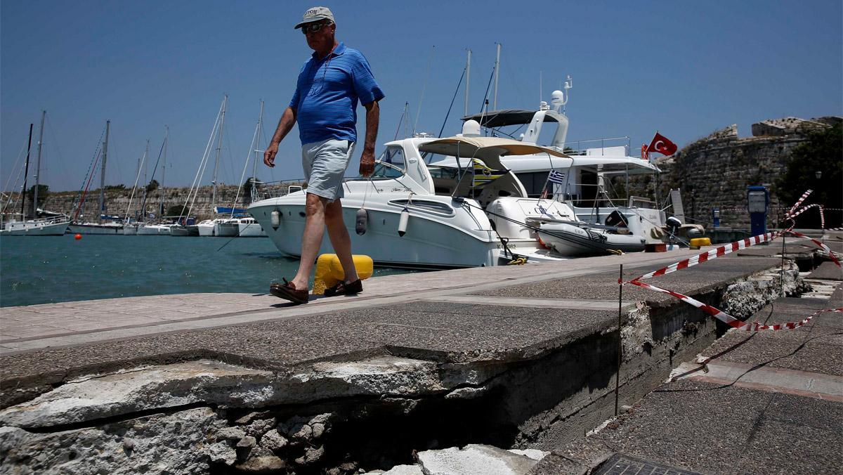 El terratrèmol, de 6,7 graus a l’escala de Richter, ha causat nombroses destrosses 