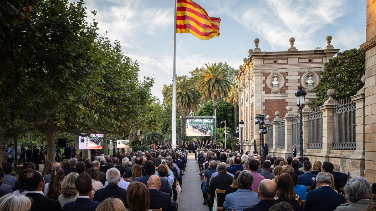 El Parlament descarta instalar una bandera española del tamaño de la nueva 'senyera' porque ya cumple con la ley