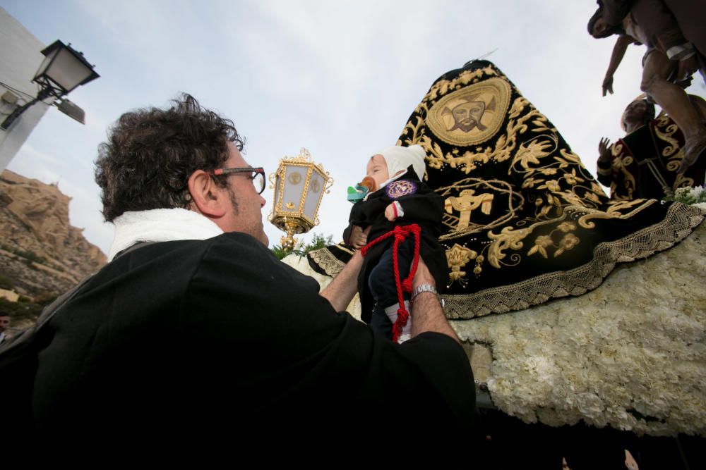 Miles de personas sienten la Semana Santa de cerca en el espectacular descenso por el Casco Antiguo