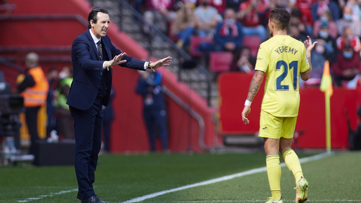 Unai Emery dialoga con Yeremy Pino con gestos de tranquilidad durante el partido del Villarreal ante el Granada.