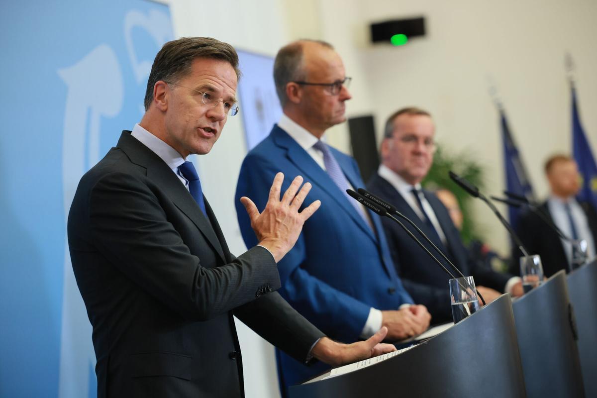 Mark Rutte, Friedrich Merz y Boris Pistorius, este miércoles, durante su comparecencia conjunta en Berlín.