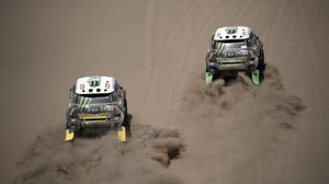 Stephane Peterhansel i Nani Roma lluiten a les dunes .