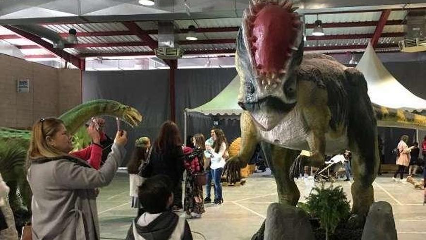 Una de las réplicas de la exposición de dinosaurios.