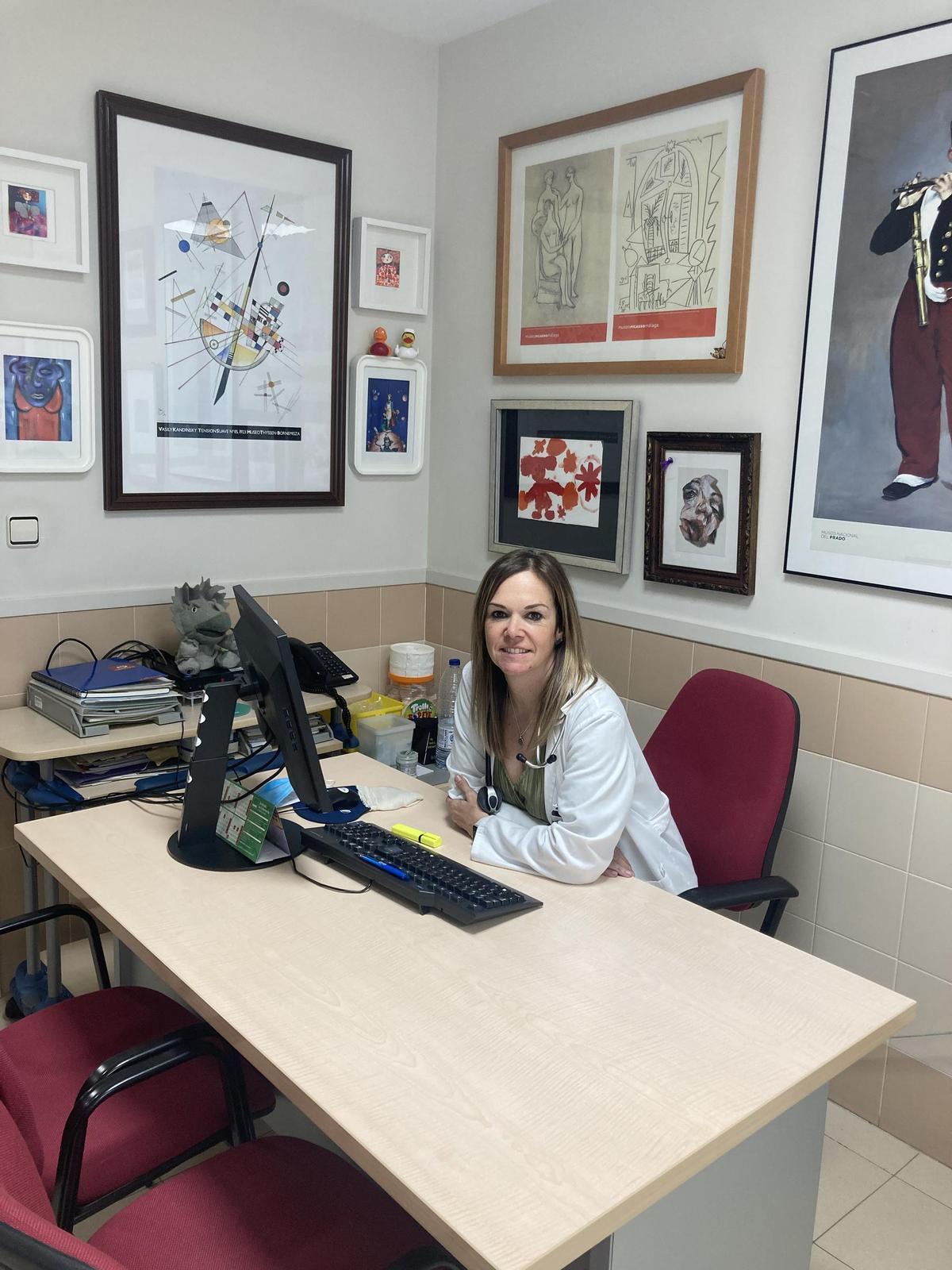 Paula Claver, en la consulta de Panticosa.
