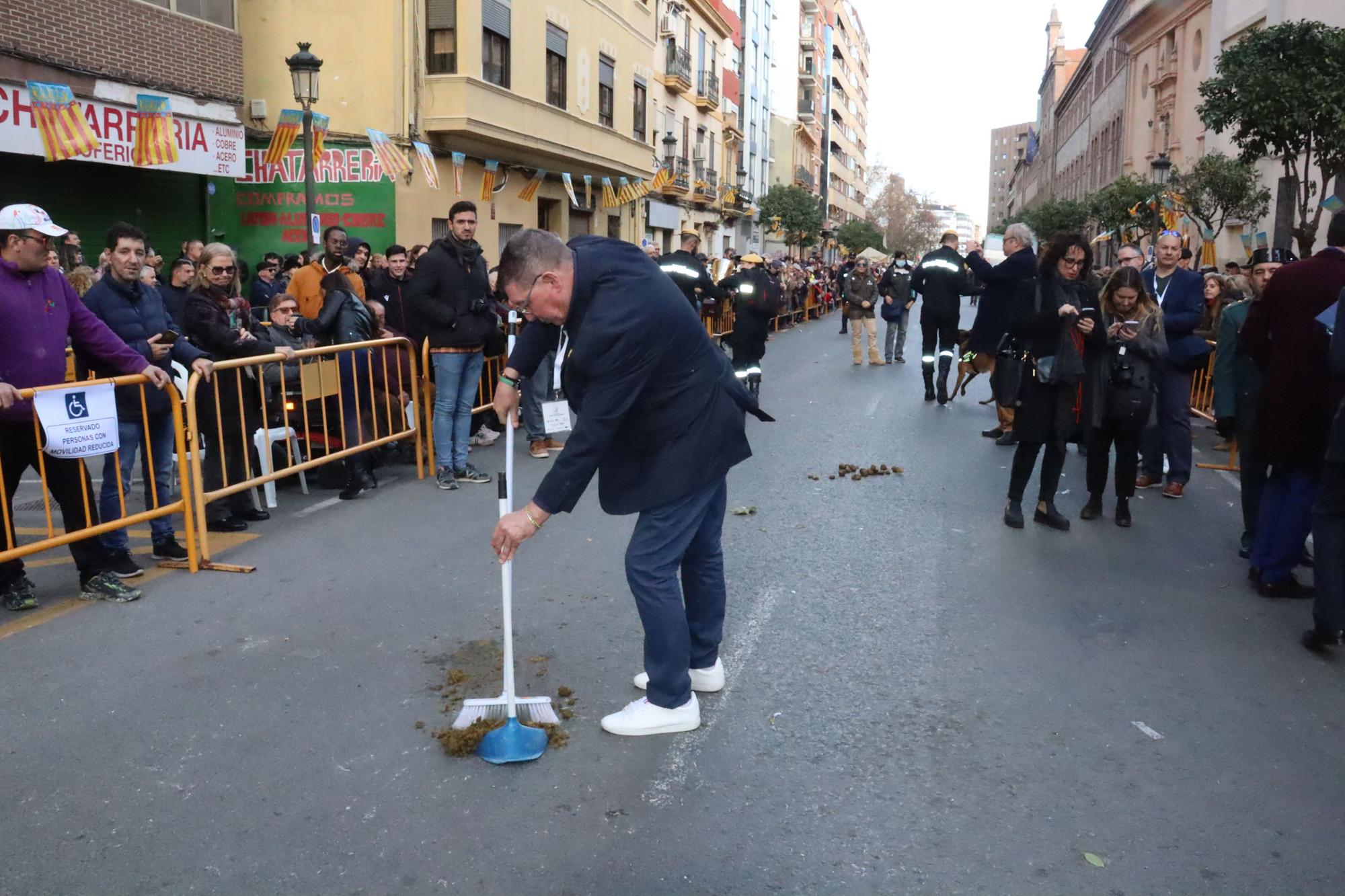 Perros policía y animales de granja completan el desfile de Sant Antoni en València