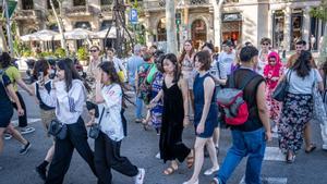 Peatones cruzando un paso de cebra en el centro de Barcelona, el pasado día 8.