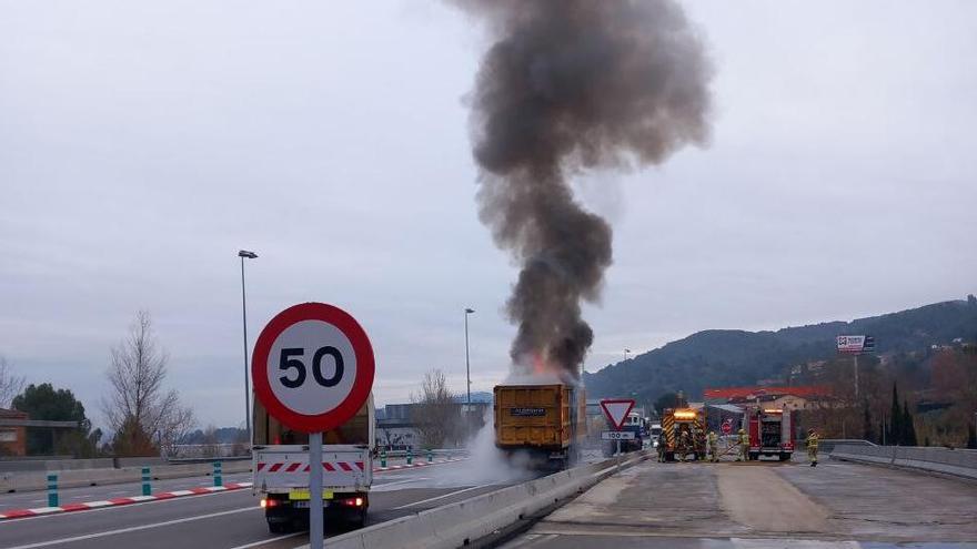 La càrrega d&#039;un camió de ferralla s&#039;incendia a l&#039;AP7, a Castellví de Rosanes