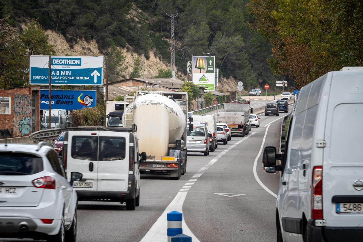 Trànsit dens a la C-55 a la sortida de Sant Vicenç, una imatge freqüent