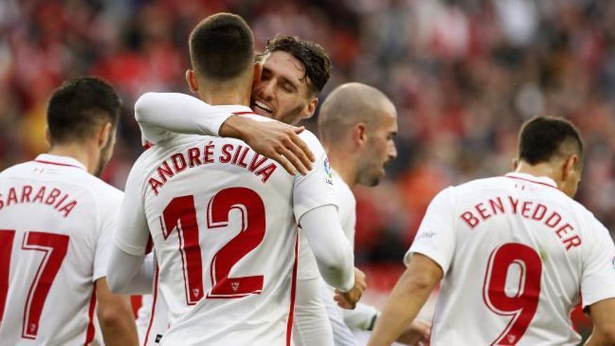 El Sevilla vence por la mínima al Valladolid y se sitúa líder