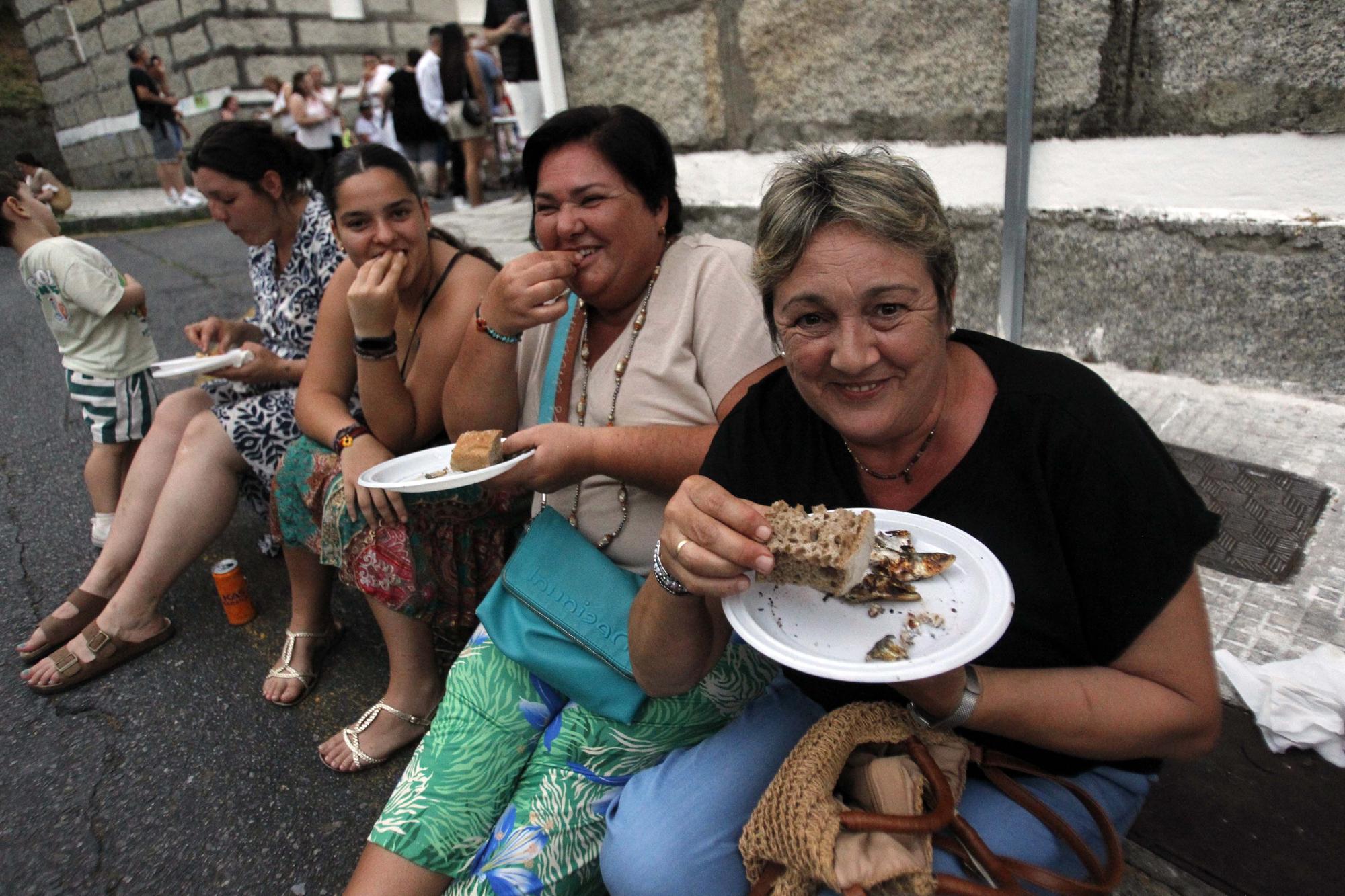 La magia de las hogueras de San Xoán alumbra las dos orillas de la ría de Arousa Antonio Touriño