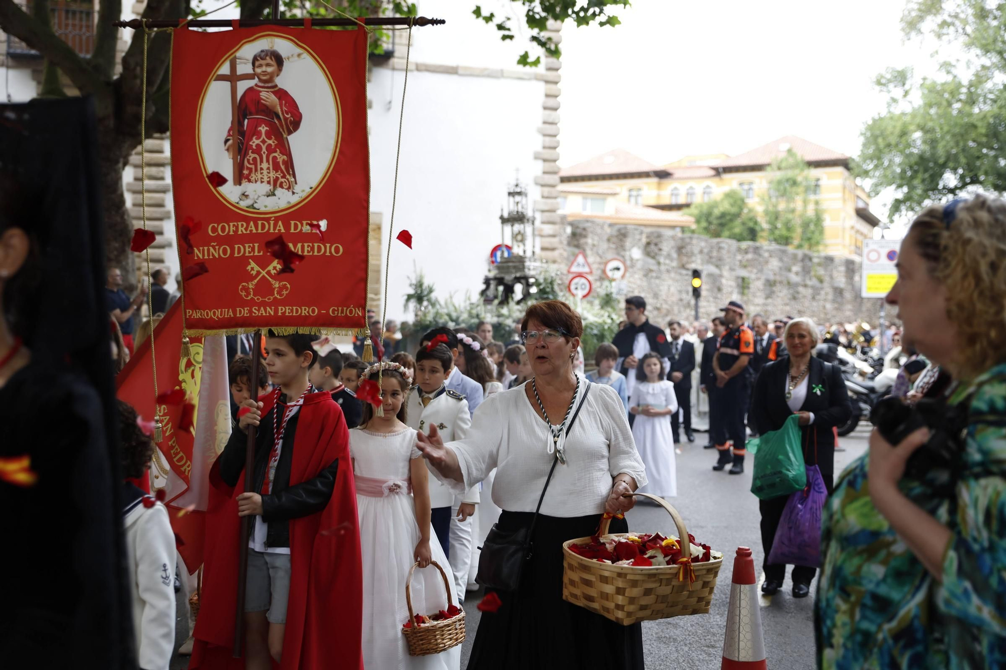 Pétalos, incienso, niños... así fue la procesión del Corpus Christi en Gijón (en imágenes)