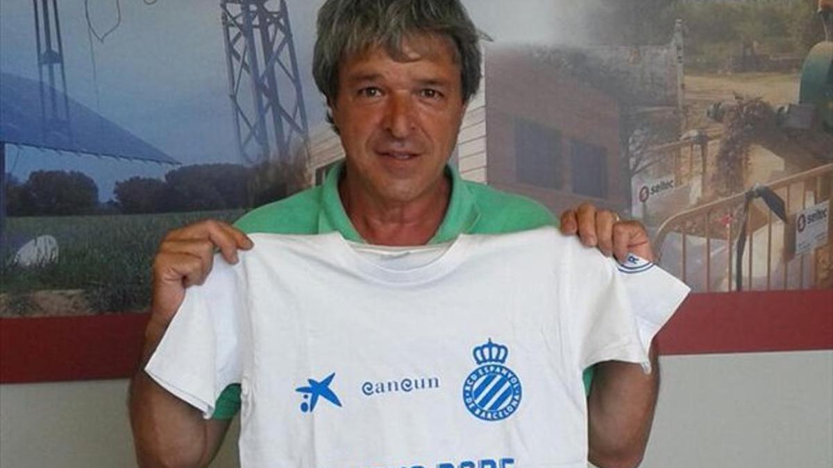 Diego Orejuela posa con la camiseta del Campus