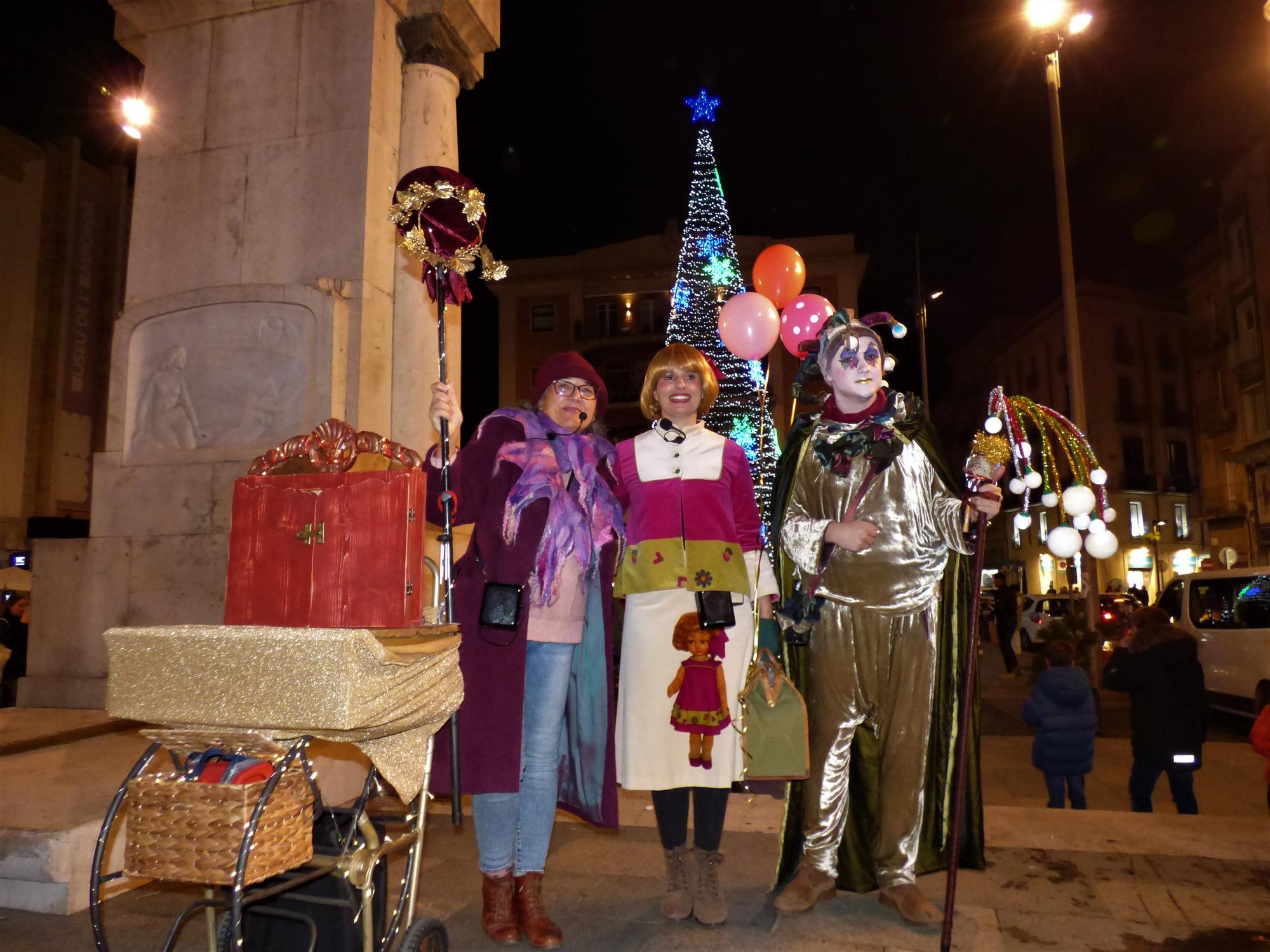 En Fumera, la Nadalina i la Bel inauguren el mercat de Nadal de Figueres