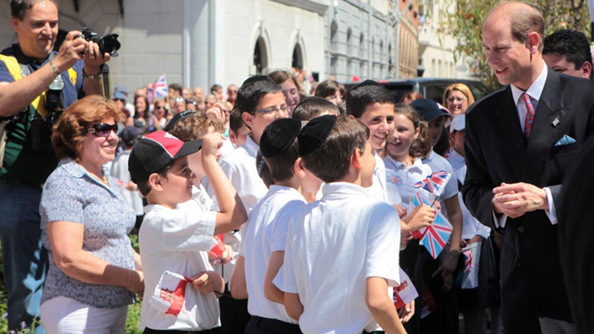 Eduardo de Inglaterra saluda a un grupo de gibraltareños.