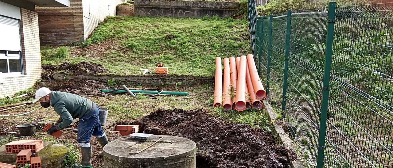 Un trabajador en las obras de coloación de la tubería que recogerá pluviales y agua del manantial.   | // FDV