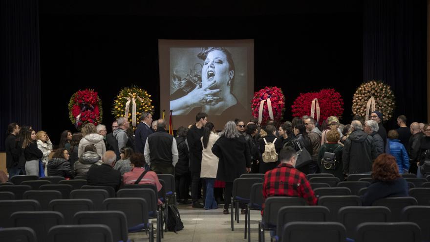 Decenas de personas acuden a la capilla ardiente para despedirse de Itziar Castro