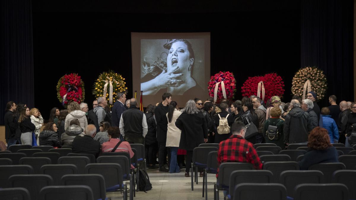 Decenas de personas acuden a la capilla ardiente para dar su último adiós a Itziar Castro