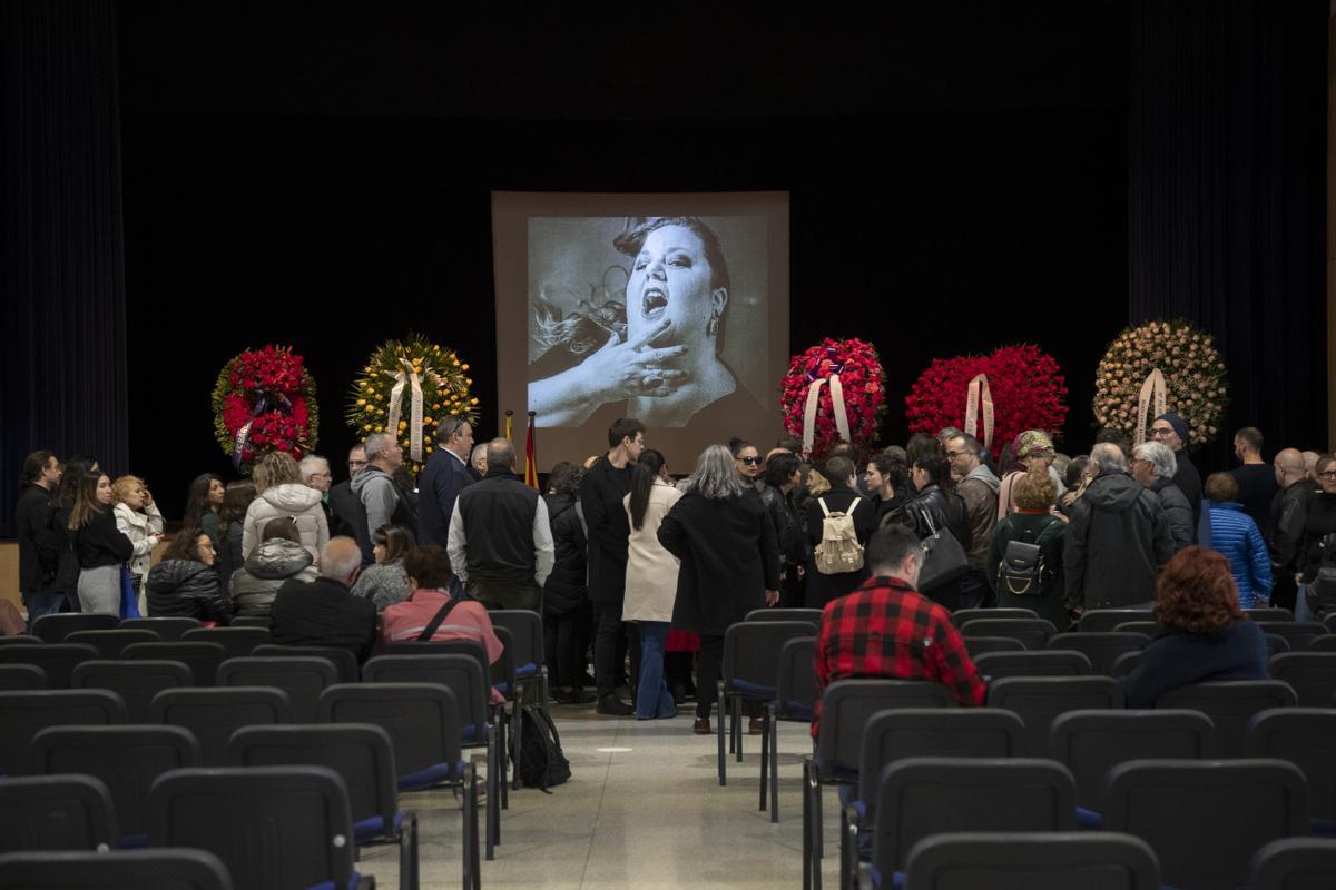 Decenas de personas acuden a la capilla ardiente para dar su último adiós a Itziar Castro