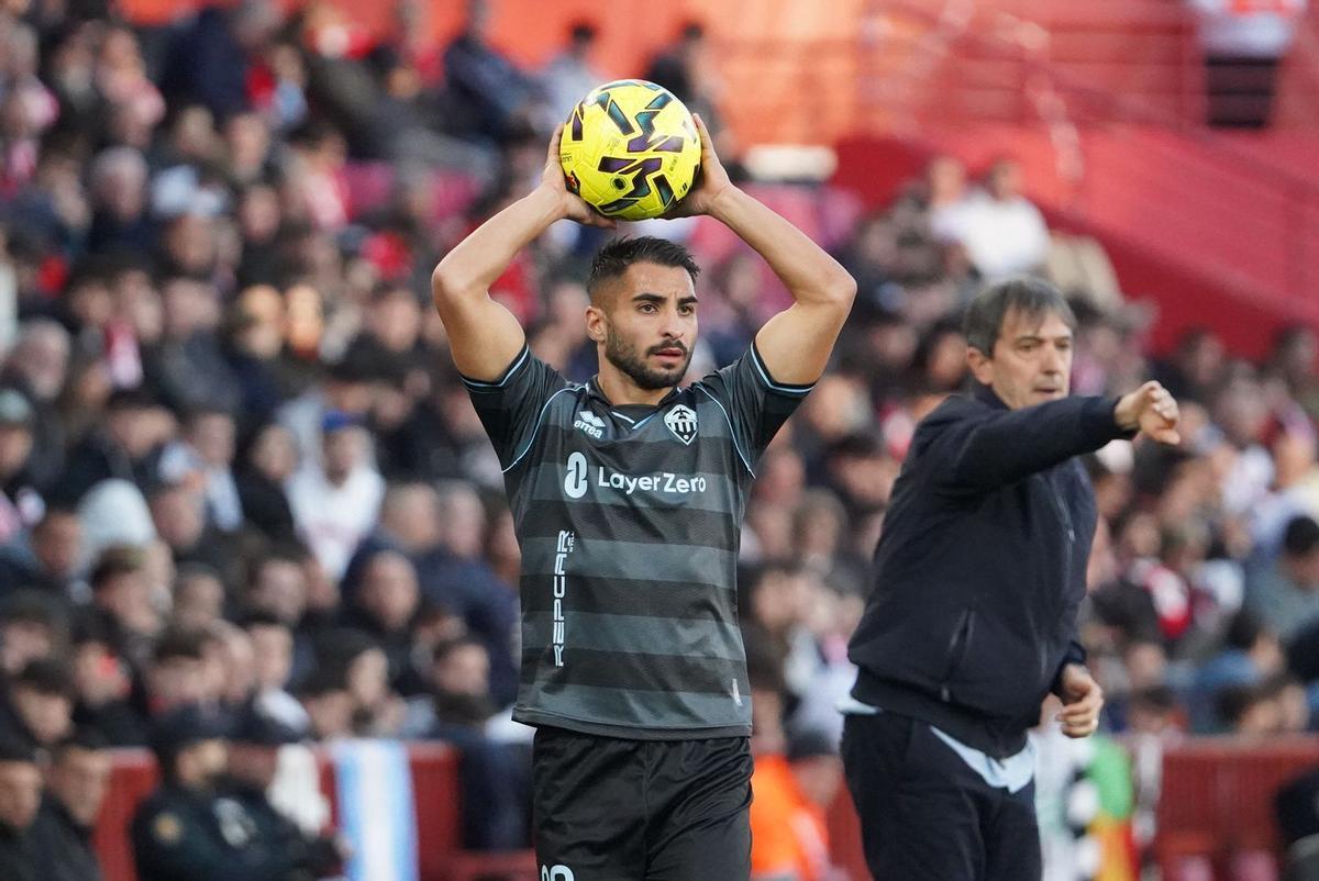 Mellot saca de banda durante el Granada-Castellón.
