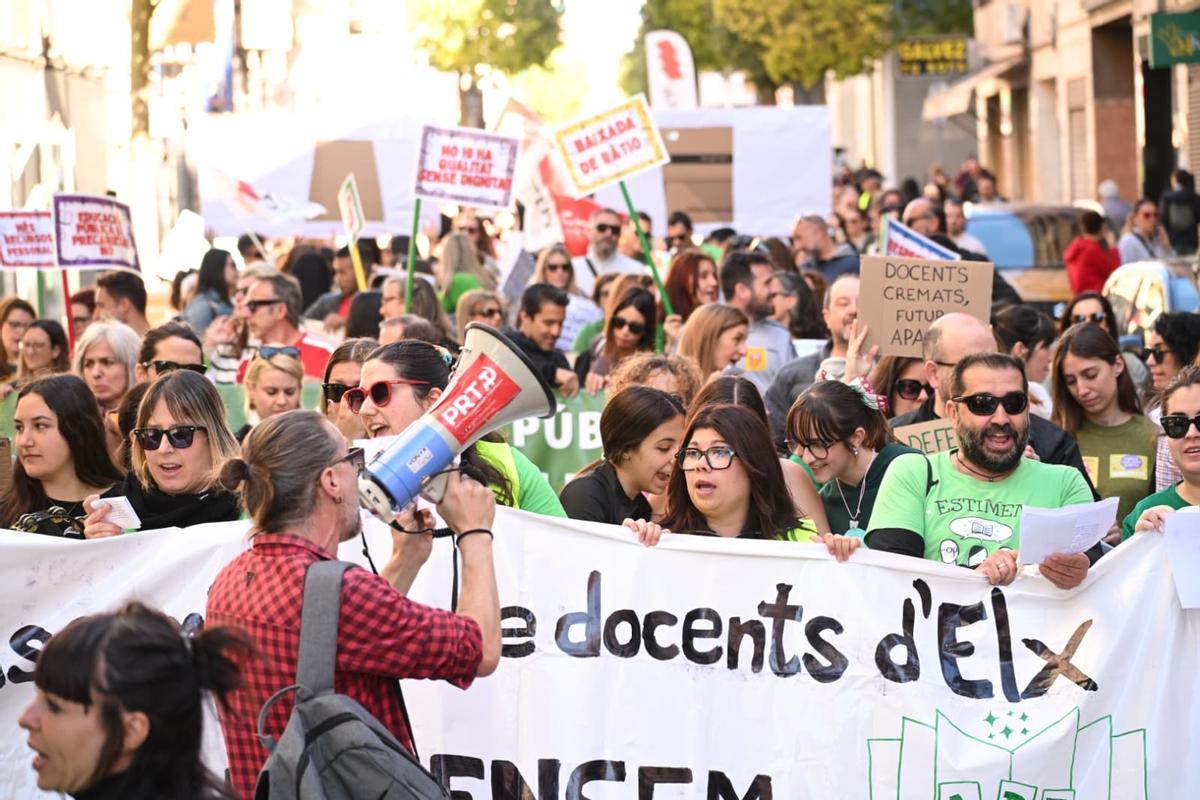 "Las maestras luchando también estamos enseñando", la educación pública se manifiesta en Elche