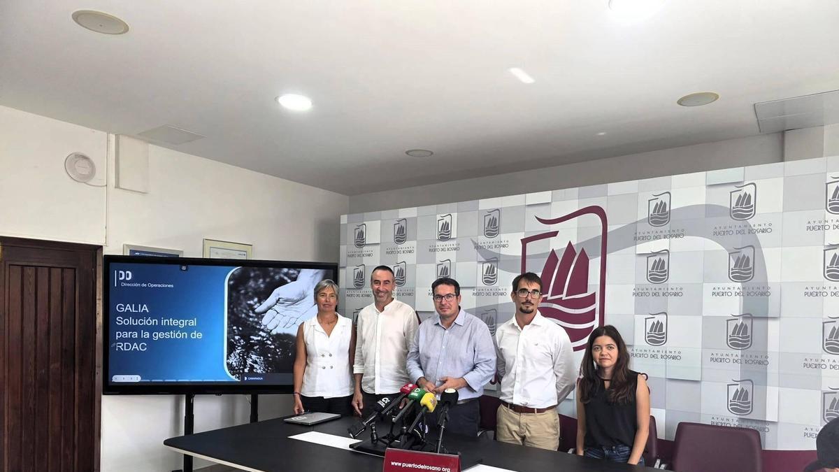 Imagen de la presentación de la plataforma Galia con miembros del Consistorio y Canaragua.