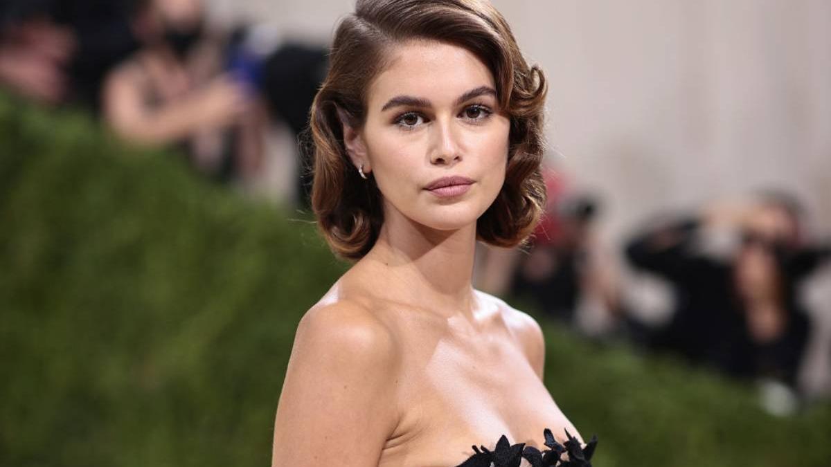 Kaia Gerber en la gala del MET con media melena ondulada