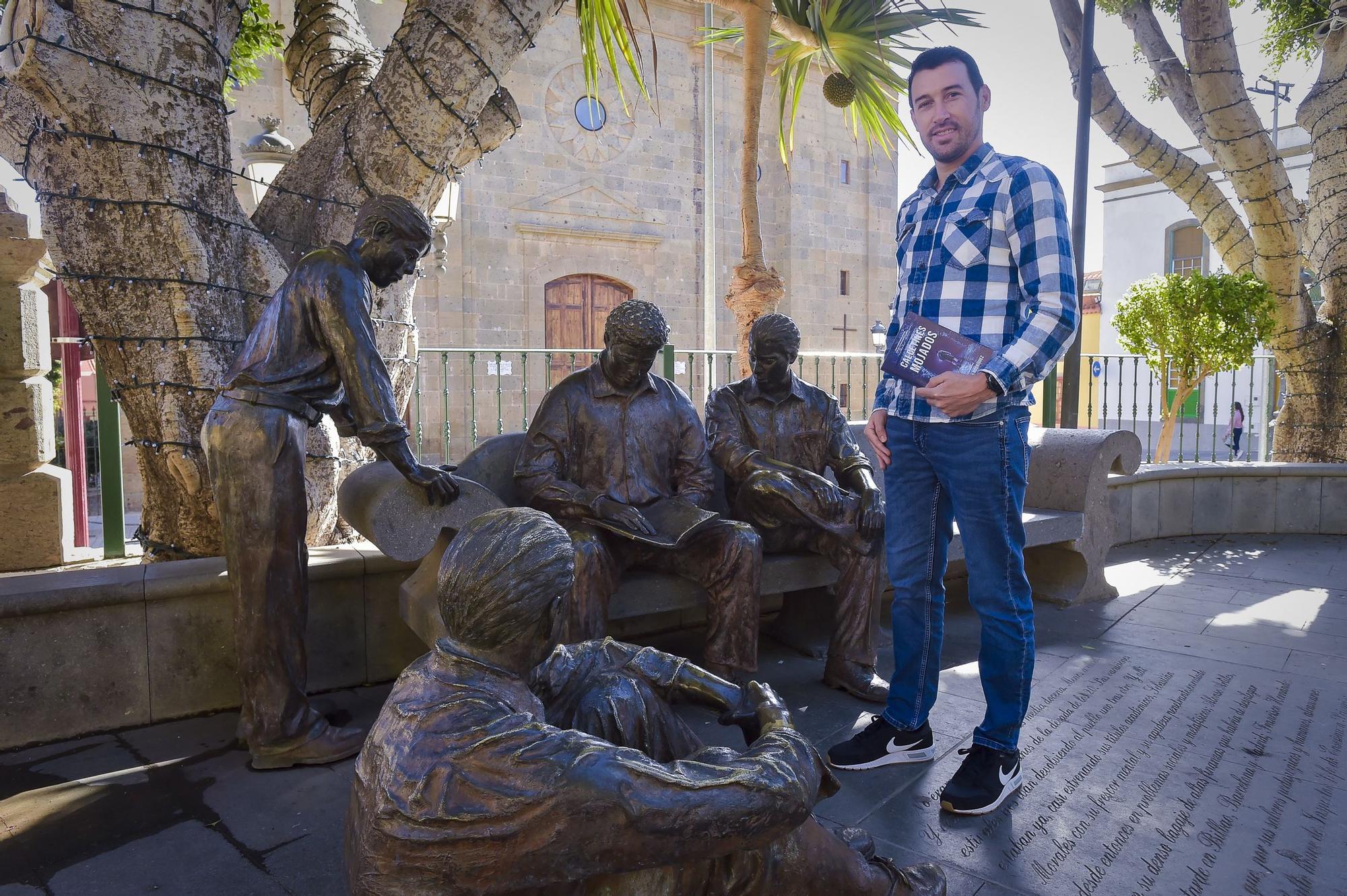 Aday Ortega muestra su obra a unos peculiares lectores en la plaza de Agüimes.