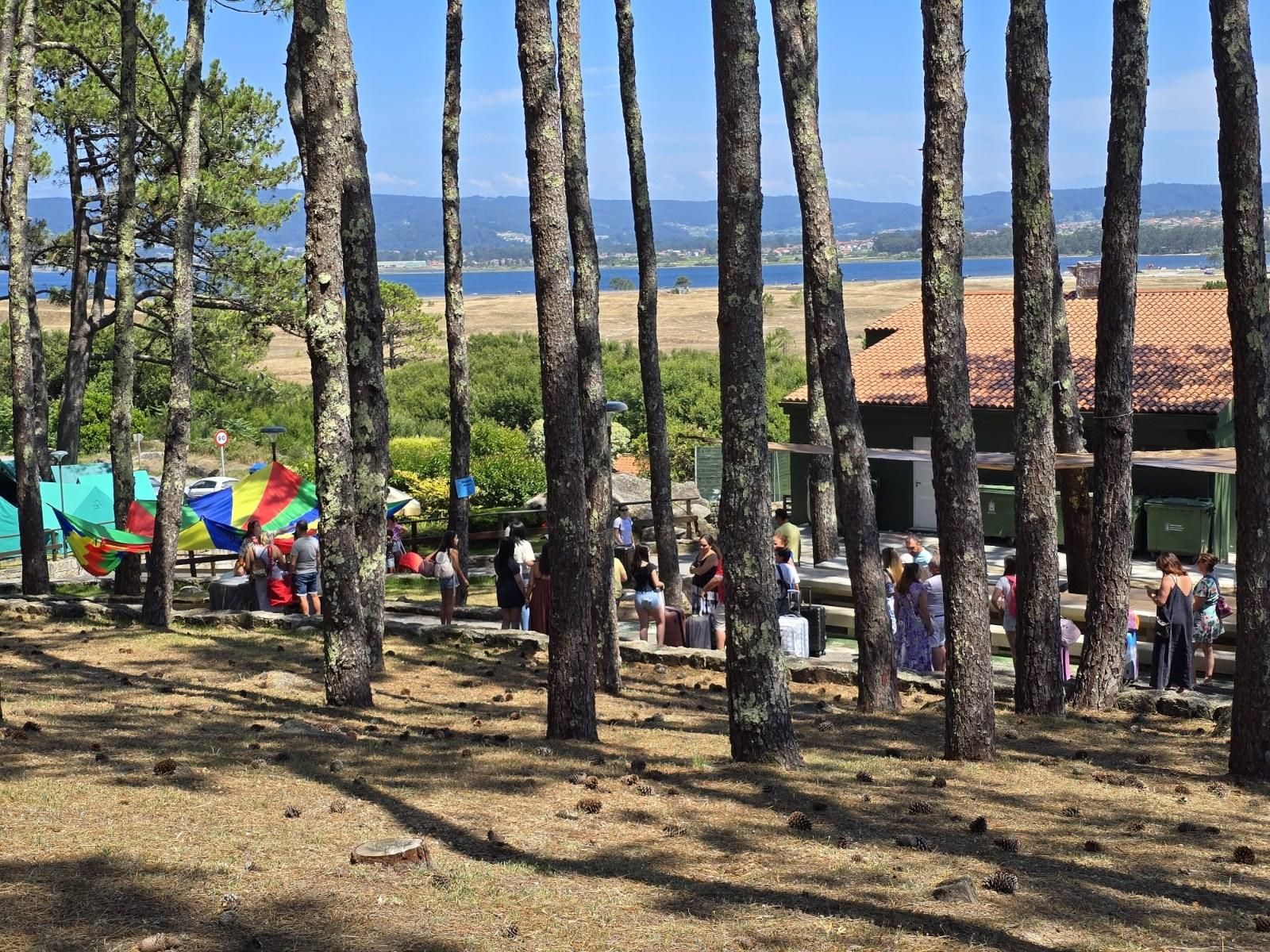 El primero de los once turnos previstos, con 140 niños, ya está en el centro vacacional de A Lanzada.