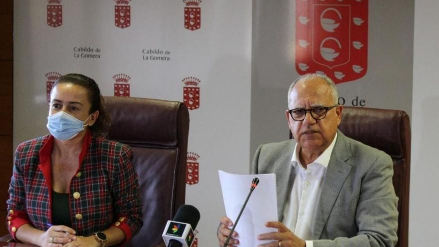 Angélica Padilla y Casimiro Curbelo, durante la presentación de esta iniciativa. | | E.D.