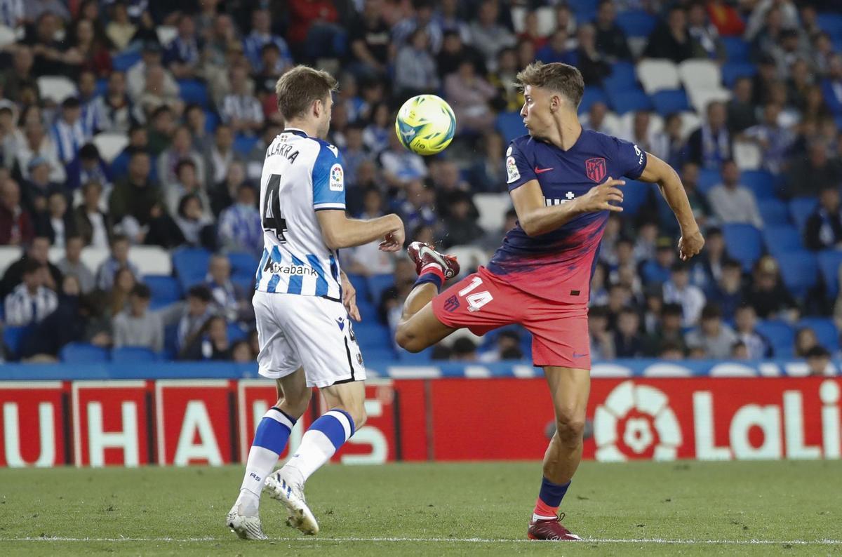 SAN SEBASTIÁN, 22/05/2022.- El centrocampista del Atlético de Madrid Marcos Llorente (d) lucha con Asier Illarramendi, de la Real Sociedad, durante el partido de la jornada 38 de Liga en Primera División que Real Sociedad y Atlético de Madrid disputan hoy domingo en el Reale Arena. EFE/Juan Herrero