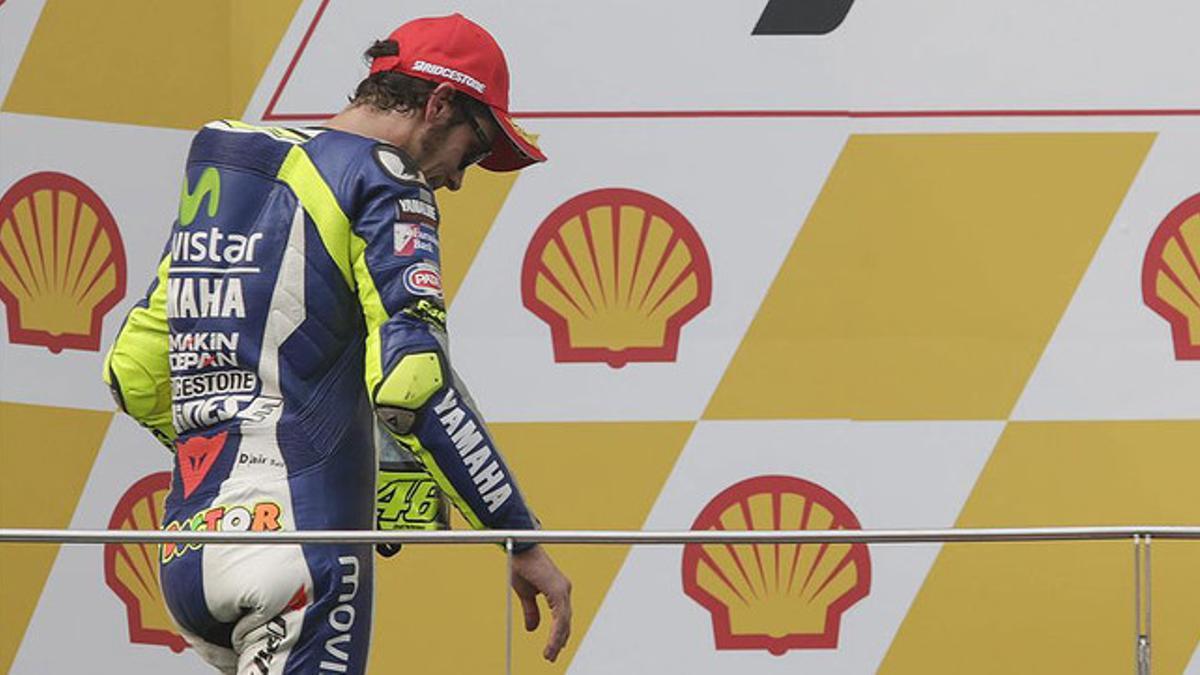 Valentino Rossi se dirige al podio de Sepang tras quedar tercero en el GP de Malasia después de tirar a Marc Márquez