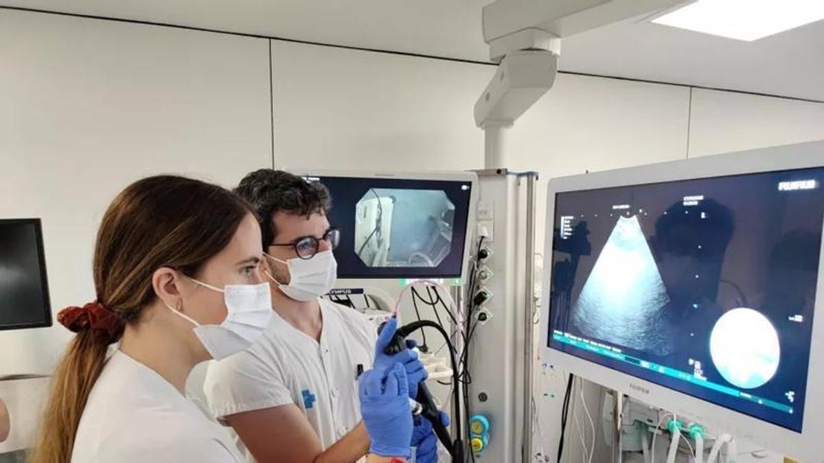Professionals de la unitat fent una broncoscòpia.