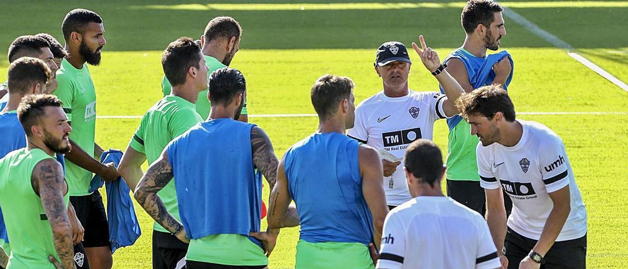 Fran Escribá da instrucciones a sus jugadores, durante un entrenamiento. |