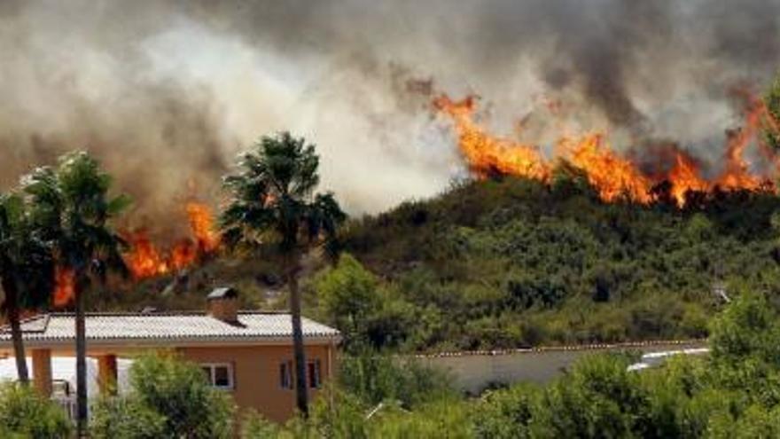 El fuego avanza sin control en las proximidades de una vivienda en el término municipal de Ontinyent