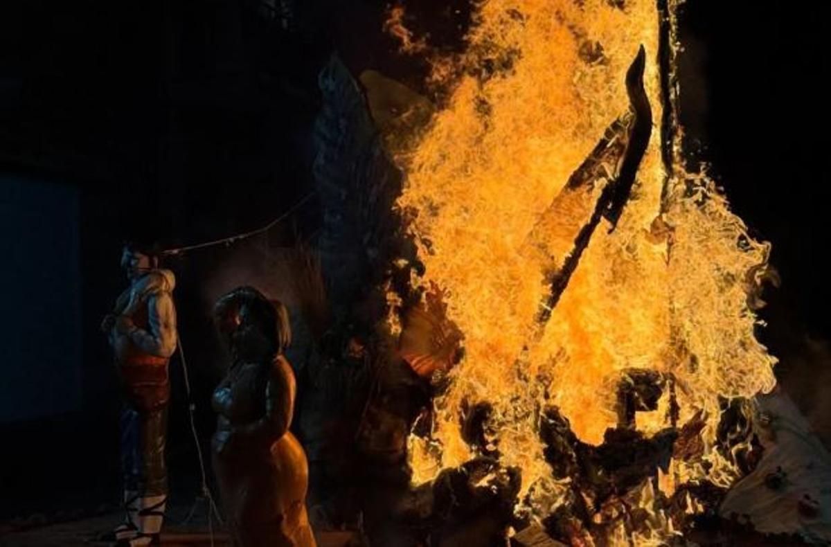 La falla Blasco Ibáñez de Vallada, durante la 'cremà'.