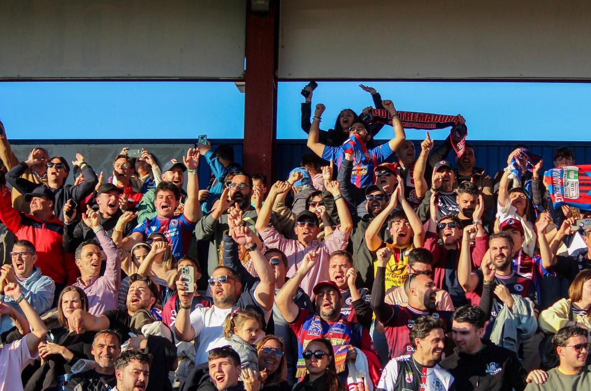 Afición del Extremadura el pasado domingo ante el Recre.