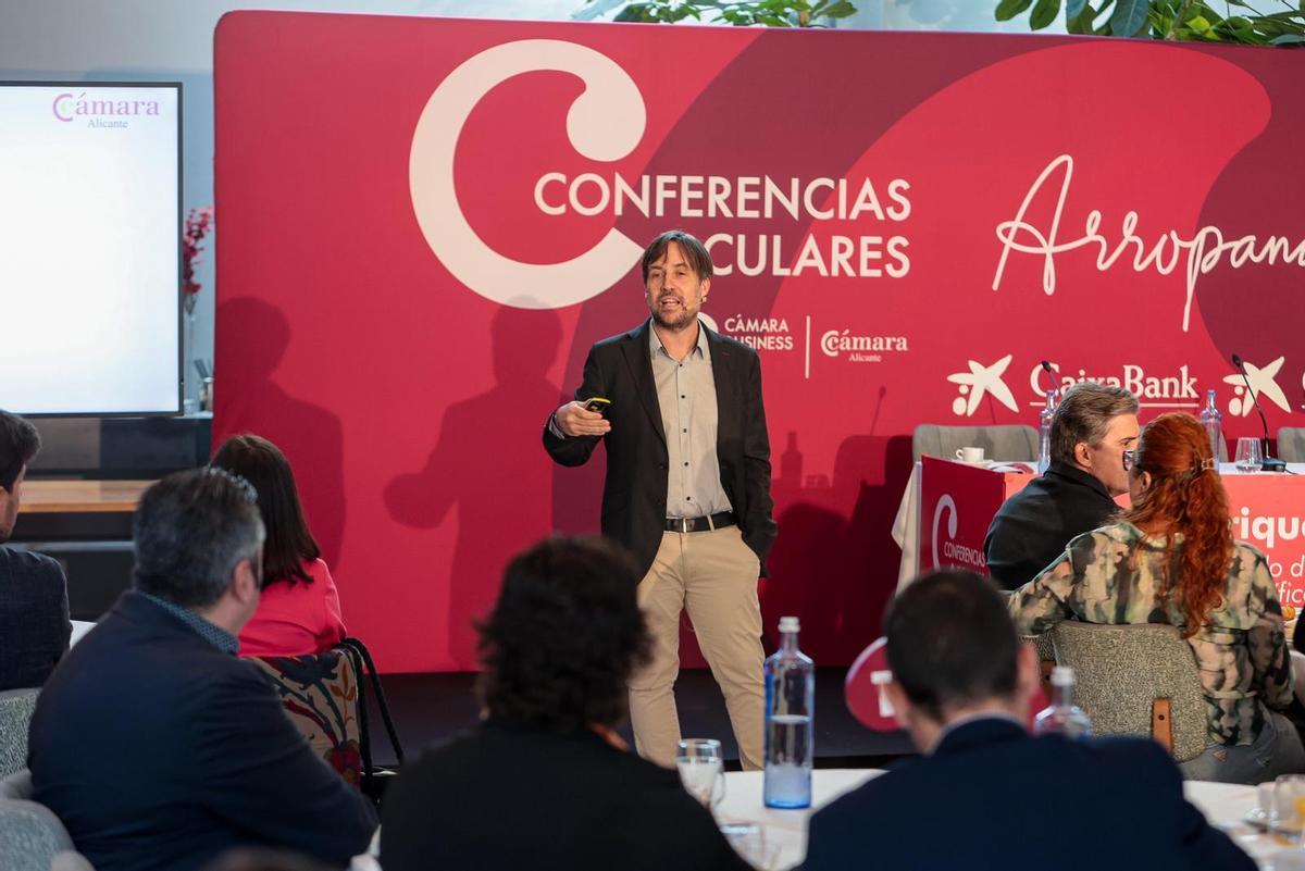 El especialista en aparato digestivo alicantino Enrique de Madaria, médico del Hospital General Doctor Balmis, en su conferencia este miércoles