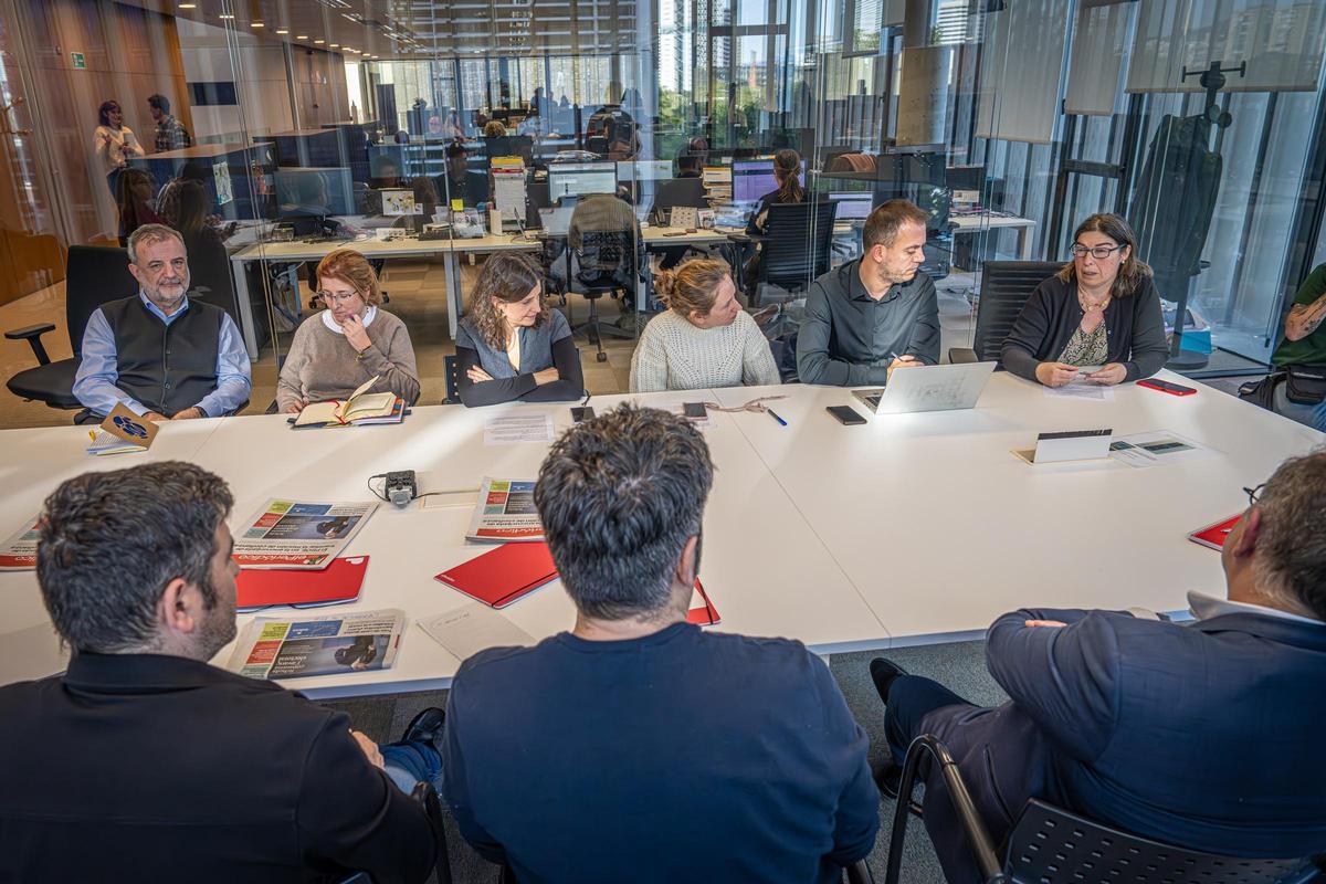 David y Jose Muñoz, de espaldas, escuchan la exposición de Montse Baraza, responsable de Sociedad, que tiene a su derecha a Francisco Cabezas (Deportes), Leticia Blanco (Cultura), Meritxell M. Pauné (Barcelona), Carol Álvarez (subdirectora) y Agustí Sala (Economia)