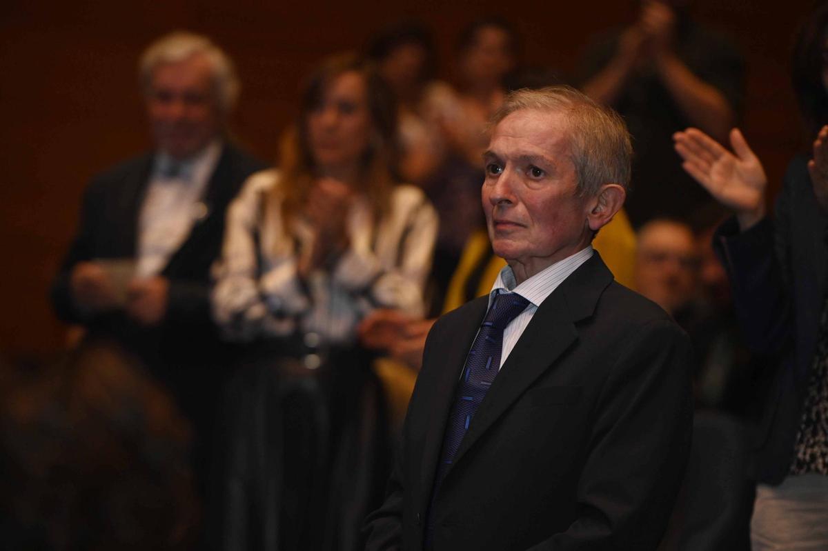 Aplauso a Luis Marconi, primeiro secretario dos Premios da Crítica de Galicia.