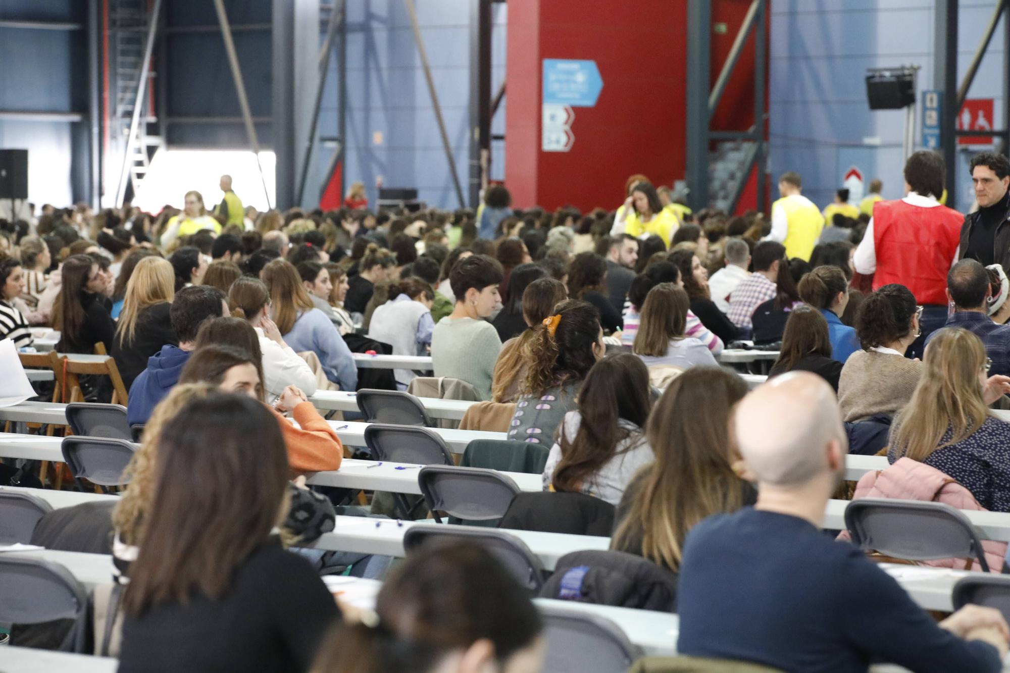 Miles de personas participan en la macrooposición de la sanidad pública asturiana.