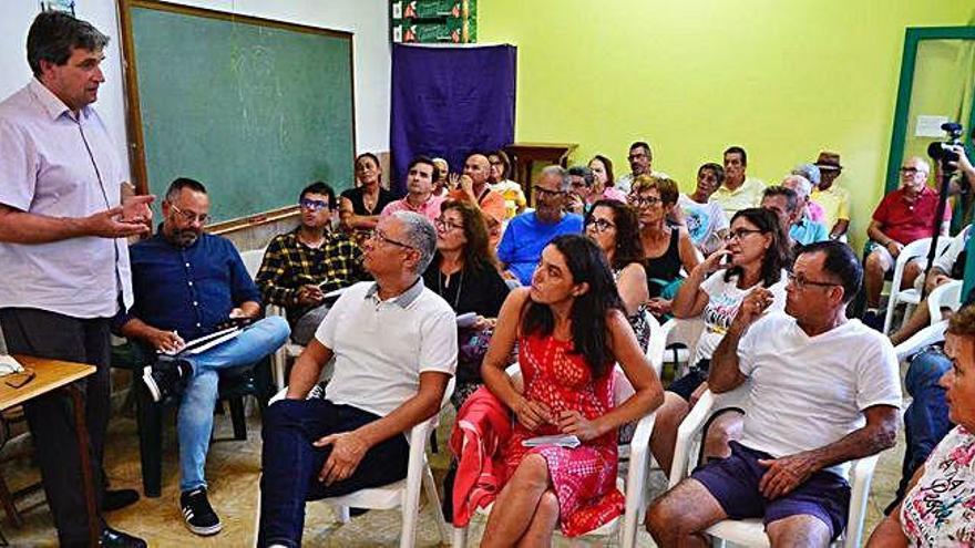 El concejal de Urbanismo, Javier Doreste, conversa con los vecinos de Hoya de la Plata durante la reunión.