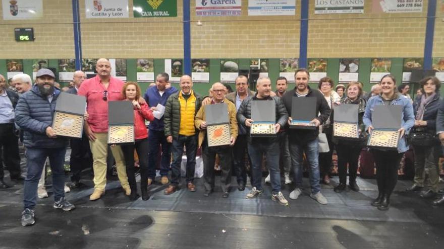 Ganadores del concurso de miel junto a representantes de la Diputación y del jurado. | Ch. S. 